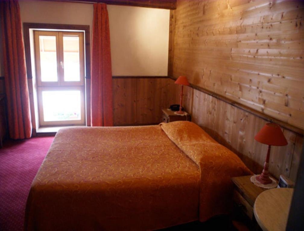 Le Relais De L'Abbaye 호텔 투르뉘 객실 사진